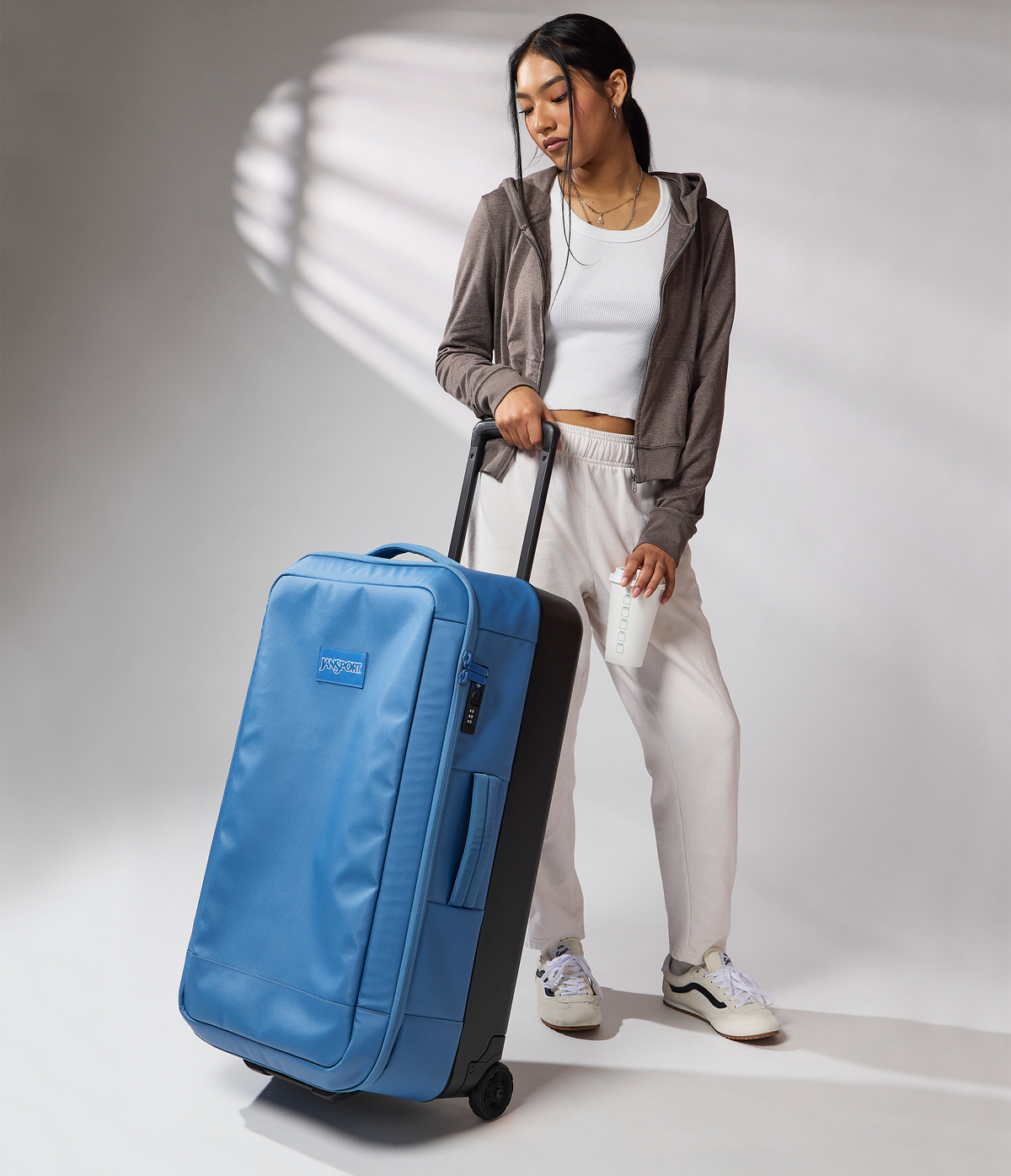 good-latitude-30-rolling-duffel-k9 JS0A86EOEW5-MODEL.png