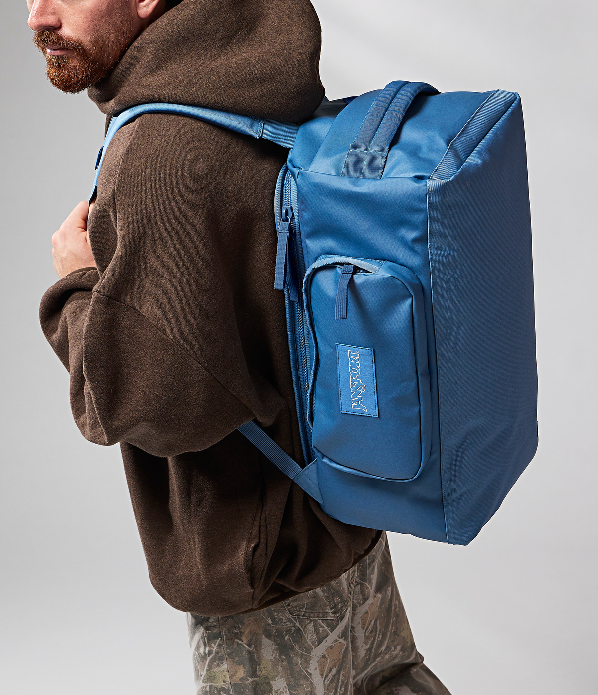 convertible-duffel-toiletry-bag-elemental-blue-set-k2 JS0A8E8EEW5-MODEL.png